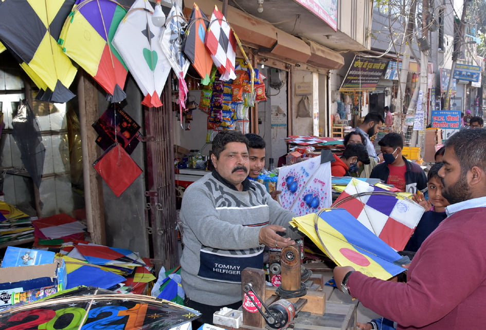 बसंत पंचमी के लिये पतंग खरीदते युवा बसंत पंचमी के लिये पतंग खरीदते युवा