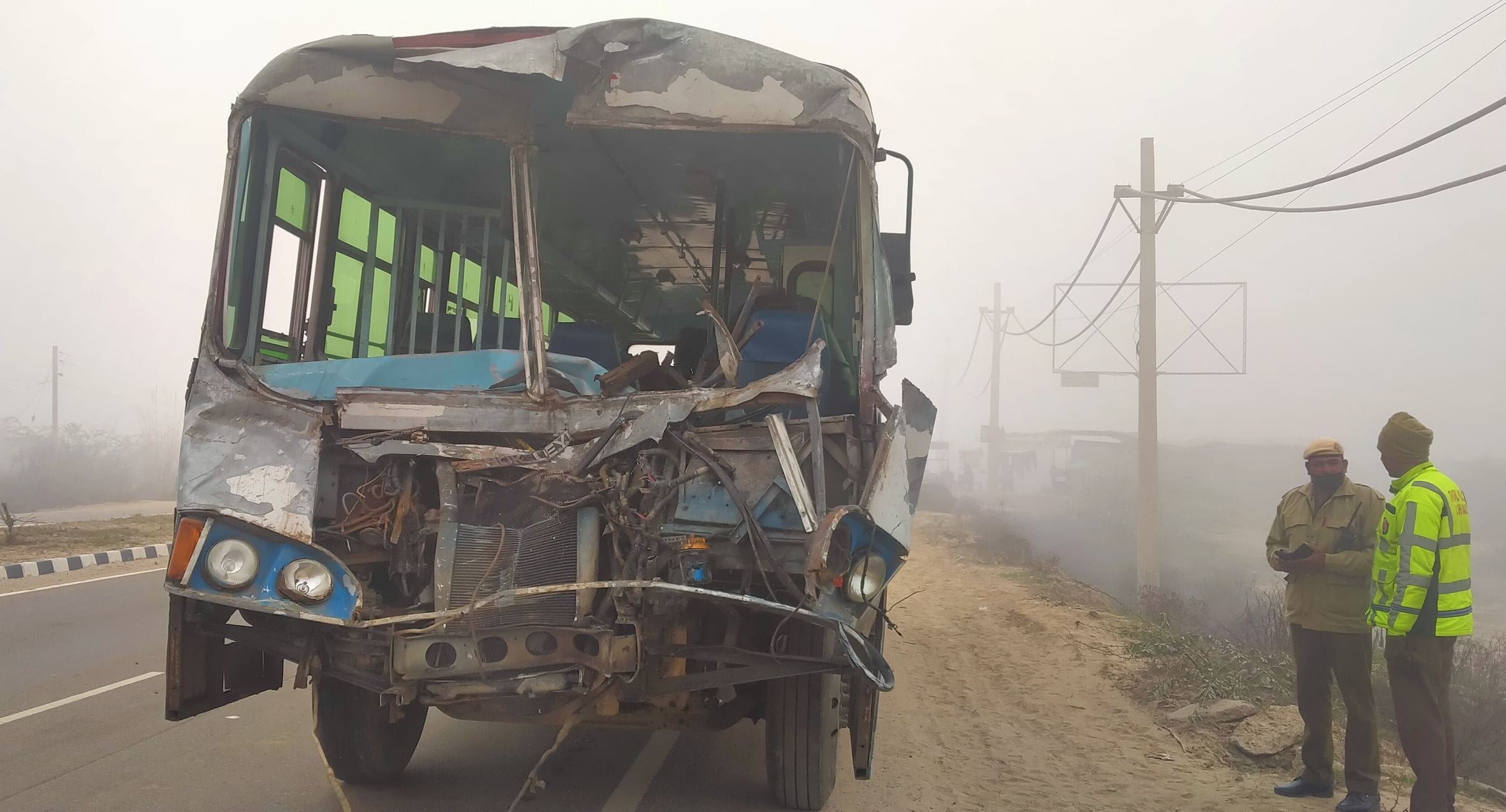 मौके पर खड़ी दुर्घटनाग्रस्त रोडवेज बस। मौके पर खड़ी दुर्घटनाग्रस्त रोडवेज बस।