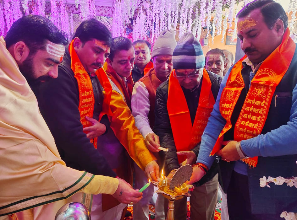 बालाजी धाम के वार्षिक उत्सव का शुभारंभ करते अतुल जोशी व अतिथिगण