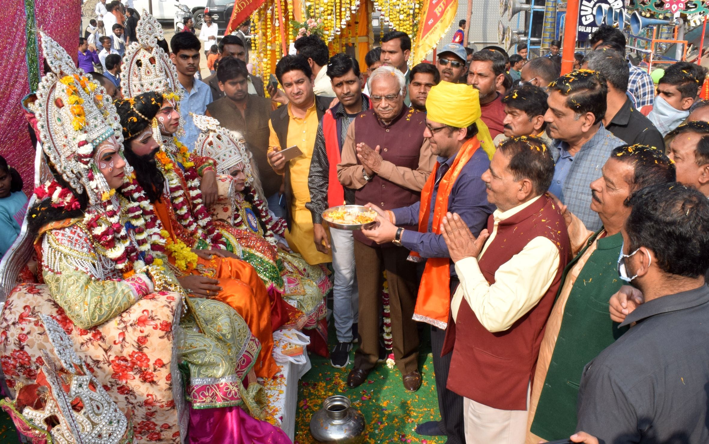 नुमाइश मेले में श्रीराम बारात से पूर्व श्रीराम व सीता के वेष में सजे धजे कलाकारों का पूजन करते सद? नुमाइश मेले में श्रीराम बारात से पूर्व श्रीराम व सीता के वेष में सजे धजे कलाकारों का पूजन करते सद?