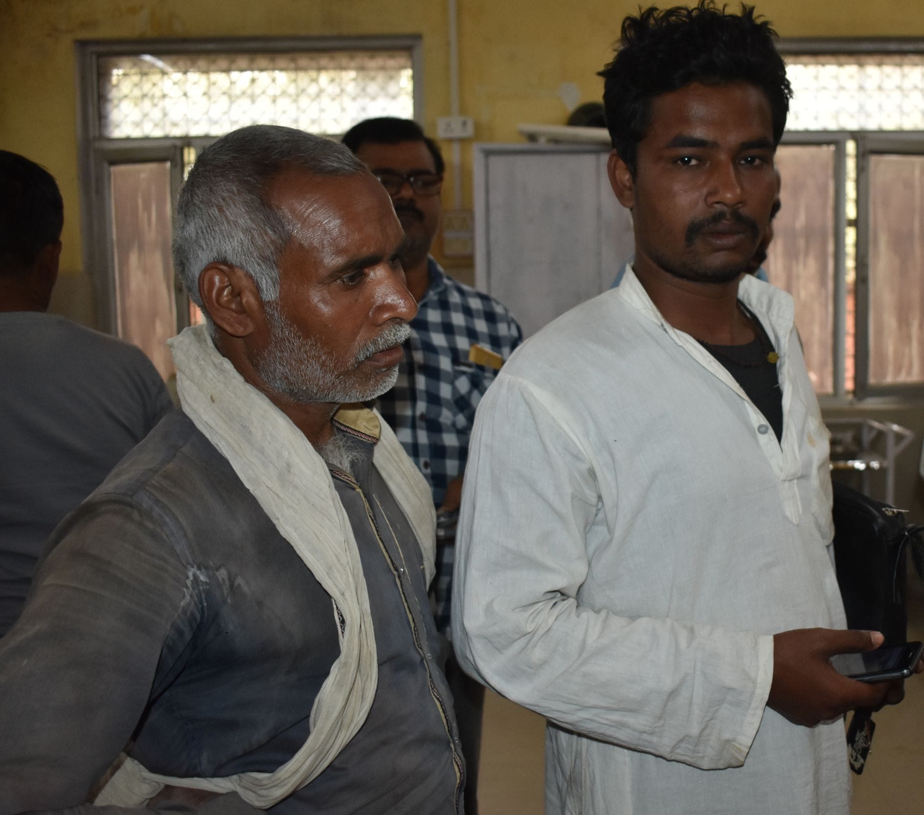 जिला अस्पताल के ट्रामा सेंटर में मृतक अजय को देखने आये पिता रामभवन व अन्य। संवाद