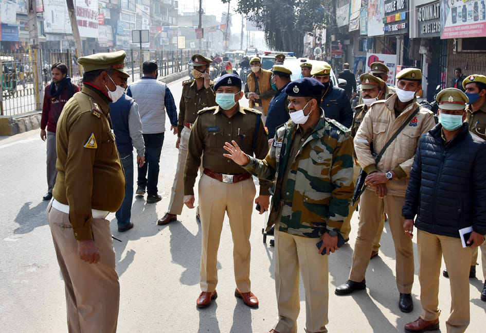 कोर्ट रोड़ पुल किया गया बंद कोर्ट रोड़ यातायात का जायजा लेते एसएसपी कोर्ट रोड़ पुल किया गया बंद कोर्ट रोड़ यातायात का जायजा लेते एसएसपी