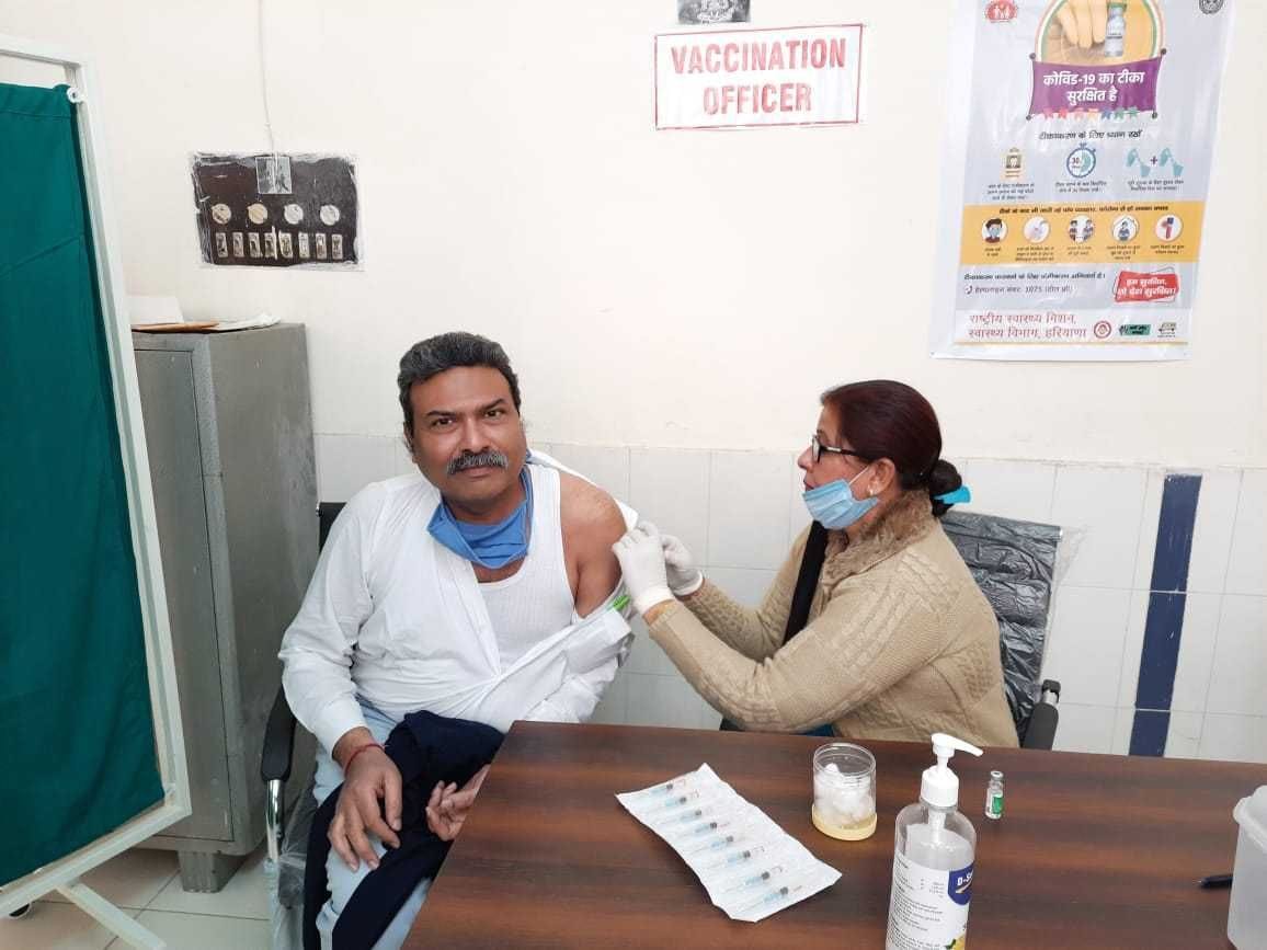 कोरोना वैक्सीन की दूसरी डोज लेते डॉ. बालेश बांसल।