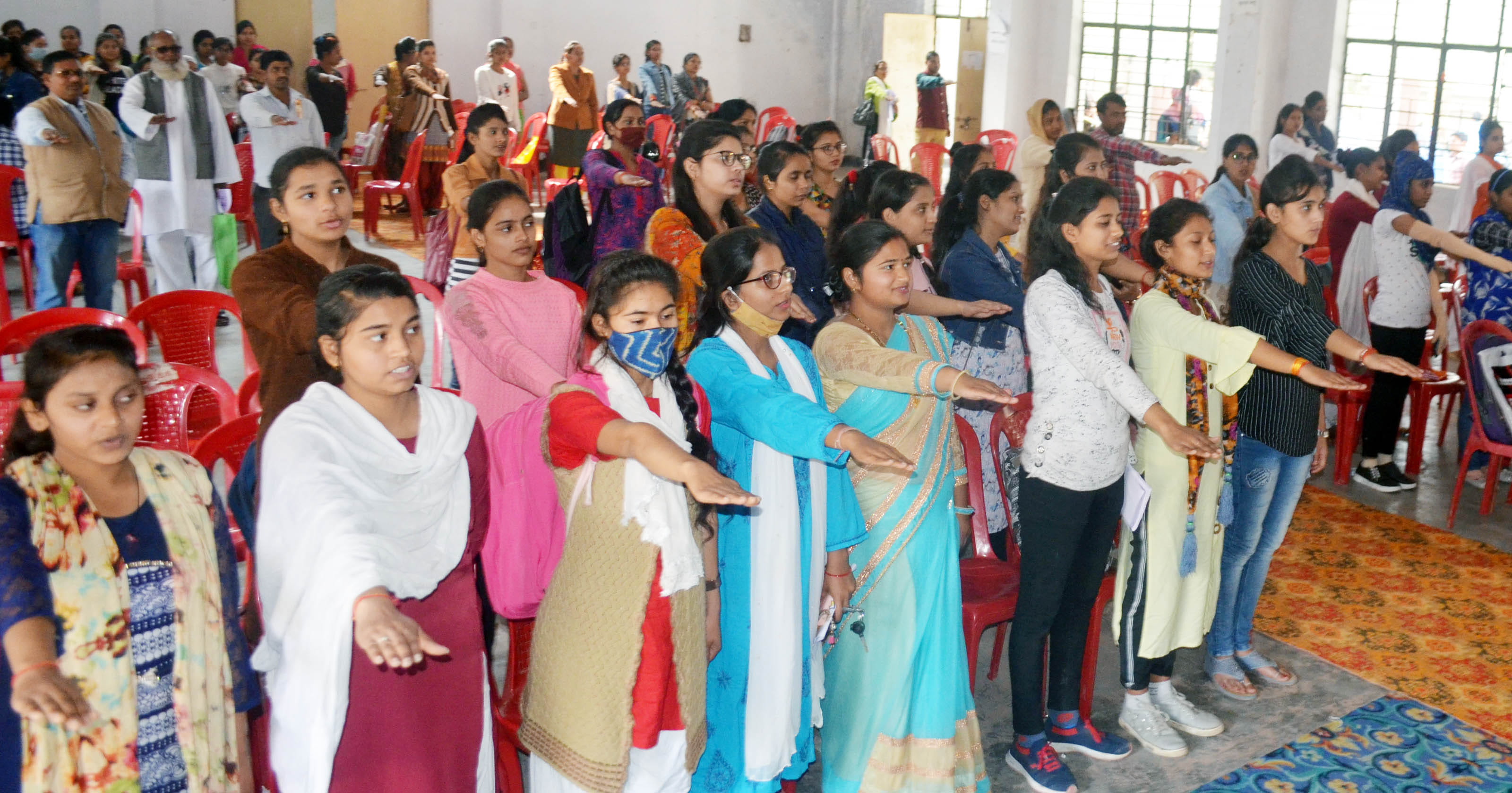 हमीरपुर के राजकीय महिला महाविद्यालय में आयोजित मेगा डीएल कैंप के दौरान सड़क सुरक्षा की शपथ लेती ? हमीरपुर के राजकीय महिला महाविद्यालय में आयोजित मेगा डीएल कैंप के दौरान सड़क सुरक्षा की शपथ लेती ?