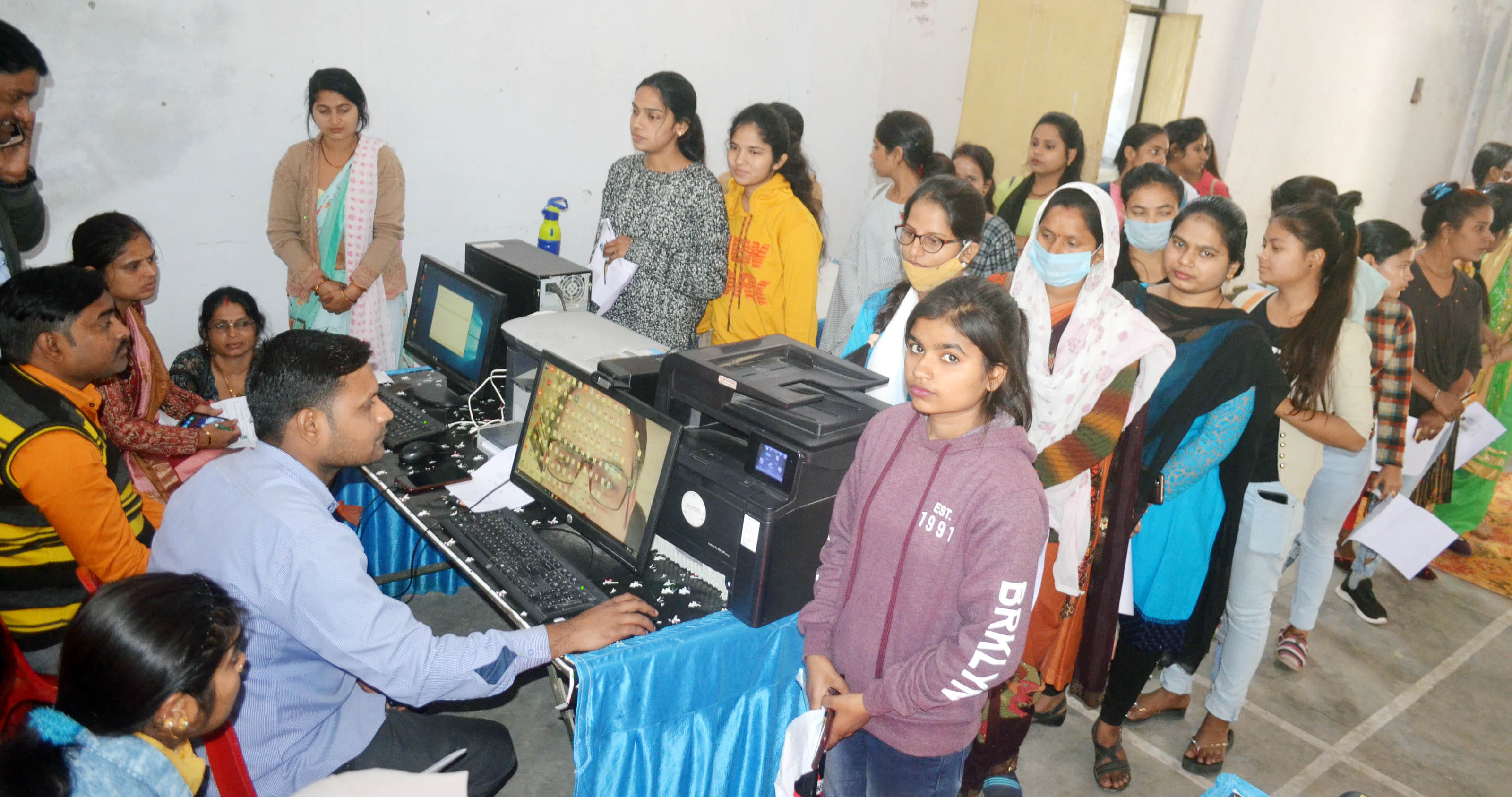 हमीरपुर में राजकीय महिला महाविद्यालय में आयोजित डीएल कैंप में ऑनलाइन रजिस्ट्रेशन करतीं युवतिय? हमीरपुर में राजकीय महिला महाविद्यालय में आयोजित डीएल कैंप में ऑनलाइन रजिस्ट्रेशन करतीं युवतिय?