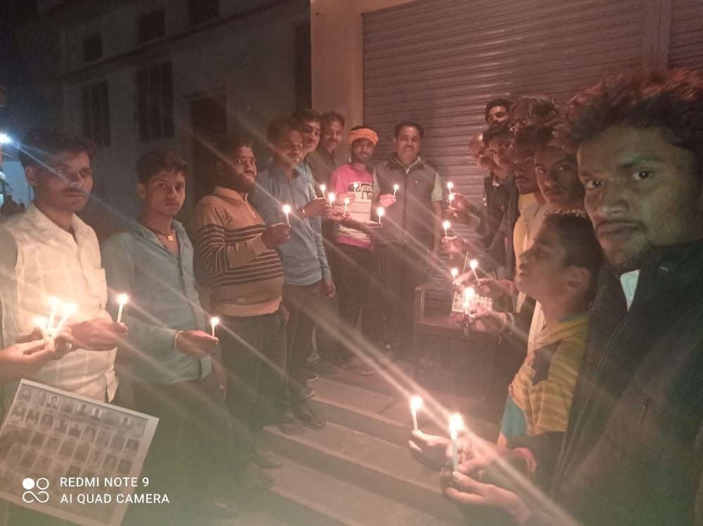 ग्राम साढूमल में पुलवामा के आतंकी हमले में शहीदों को श्रद्घांजलि अर्पित करते लोग