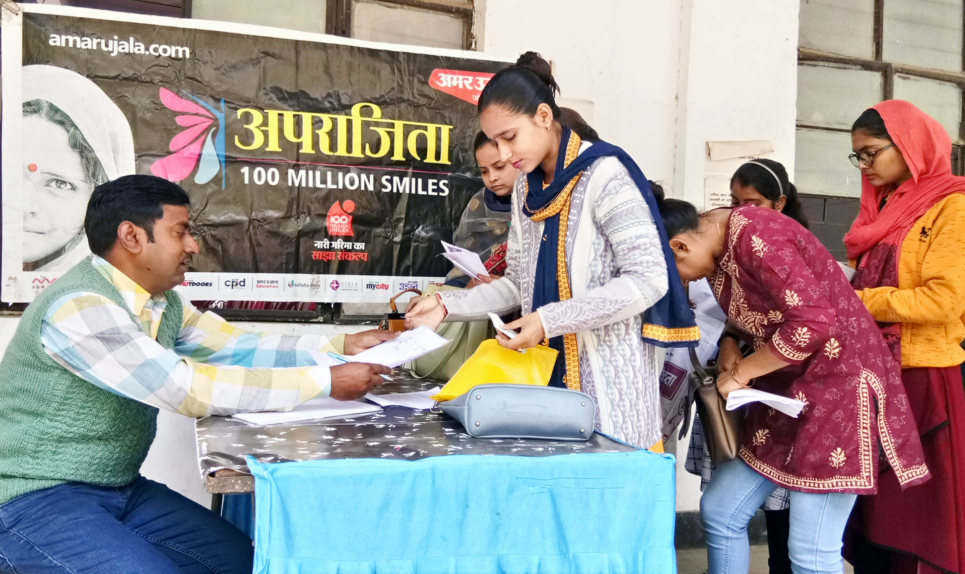 हमीरपुर में महिला महाविद्यालय में डीएल मेगा कैंप में रजिस्ट्रेशन काउंटर पर अपना नाम दर्ज करातीं हमीरपुर में महिला महाविद्यालय में डीएल मेगा कैंप में रजिस्ट्रेशन काउंटर पर अपना नाम दर्ज करातीं