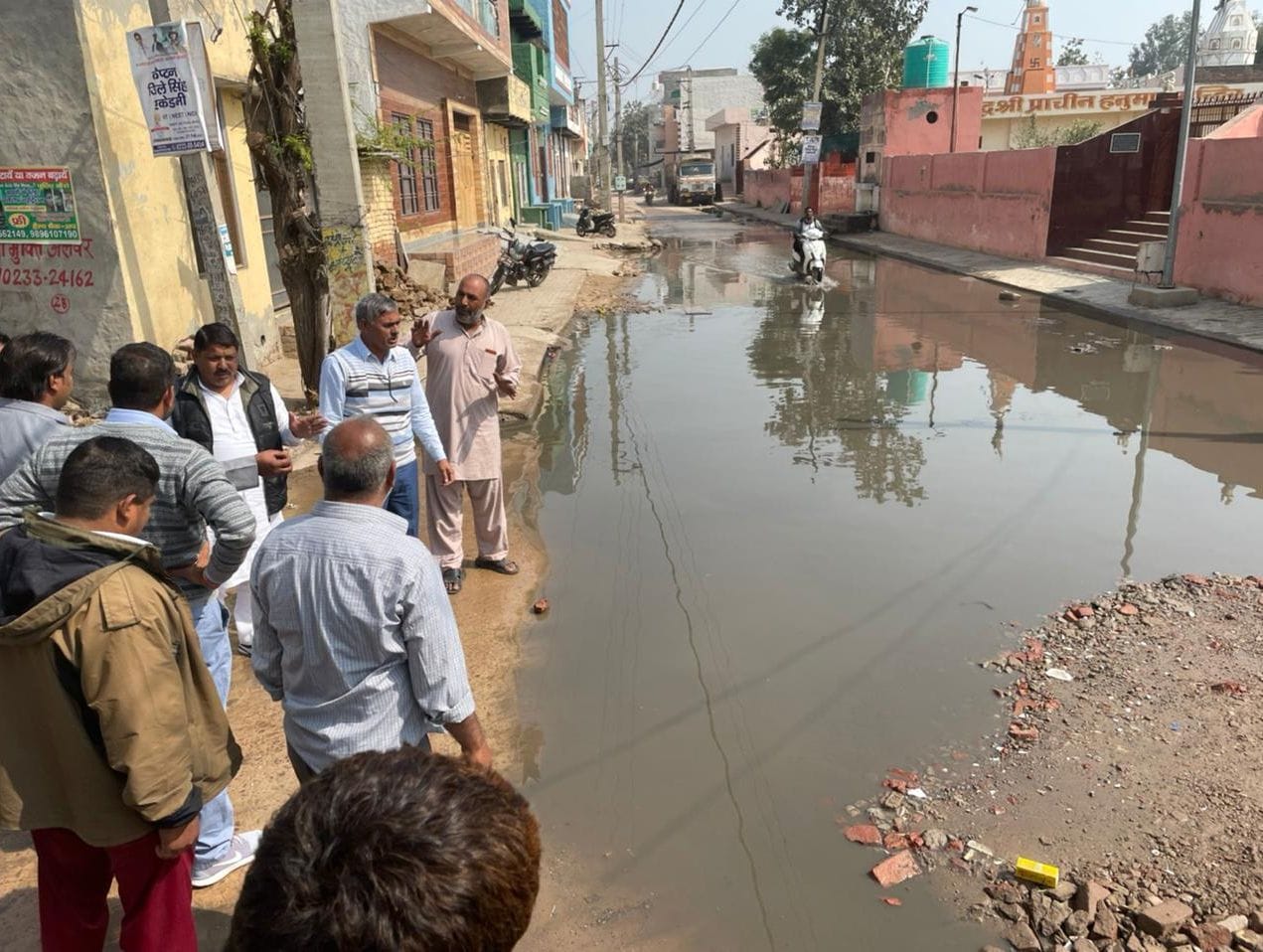 चरखी दरवाजा क्षेत्र की सड़क पर भरा सीवर लाइन का दूषित पानी। चरखी दरवाजा क्षेत्र की सड़क पर भरा सीवर लाइन का दूषित पानी।