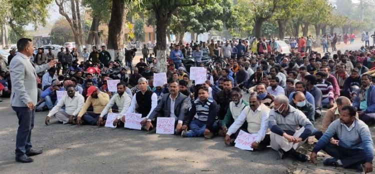 पंतनगर में ठेका श्रमिकों की सभा को संबोधित करते वक्ता।