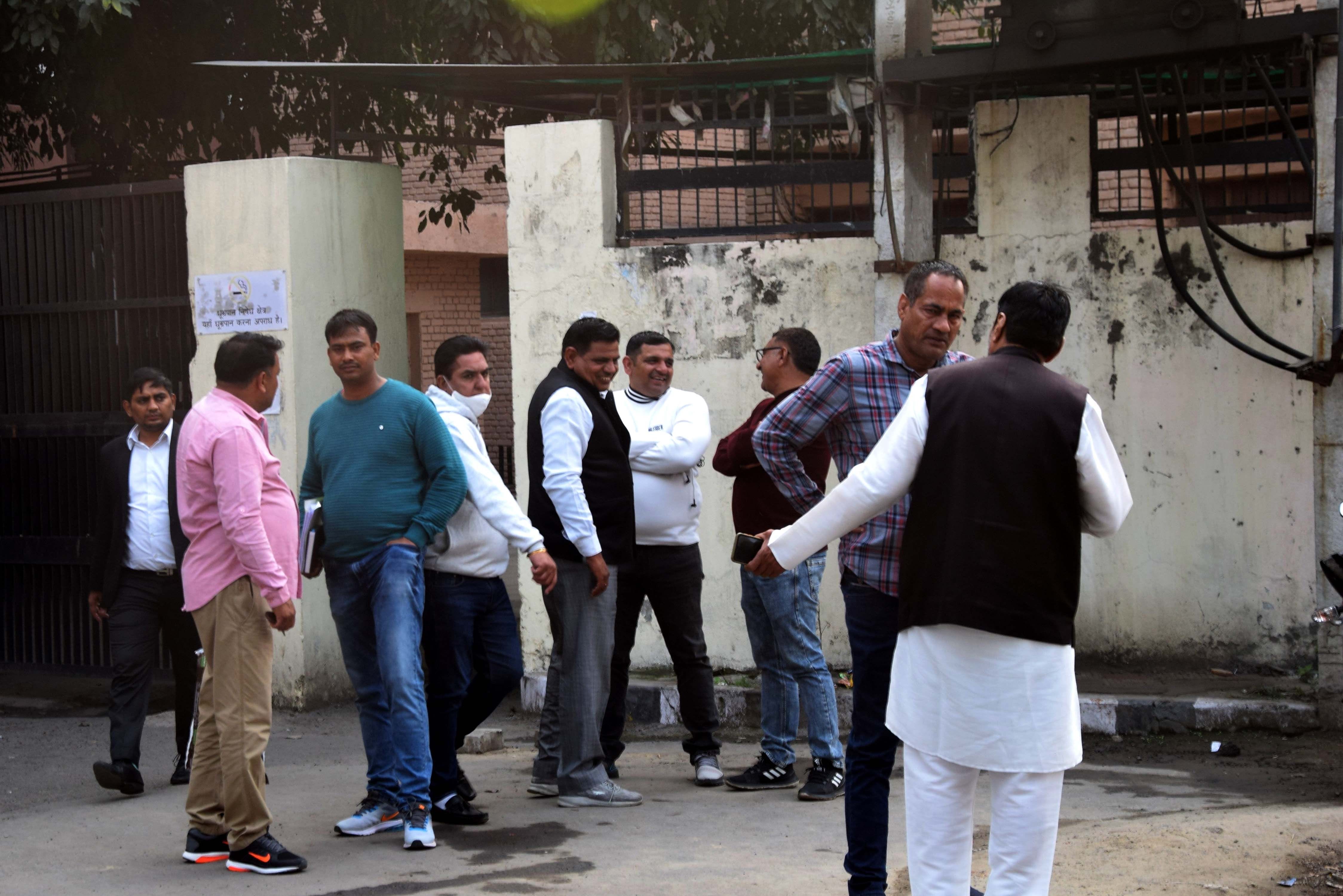 आरोपी सुखविंदर को टांजिक रिमांड पर लाने को लेकर जिला न्यायालय के बाहर खड़े सीआईए के जवान। अमर उजा आरोपी सुखविंदर को टांजिक रिमांड पर लाने को लेकर जिला न्यायालय के बाहर खड़े सीआईए के जवान। अमर उजा