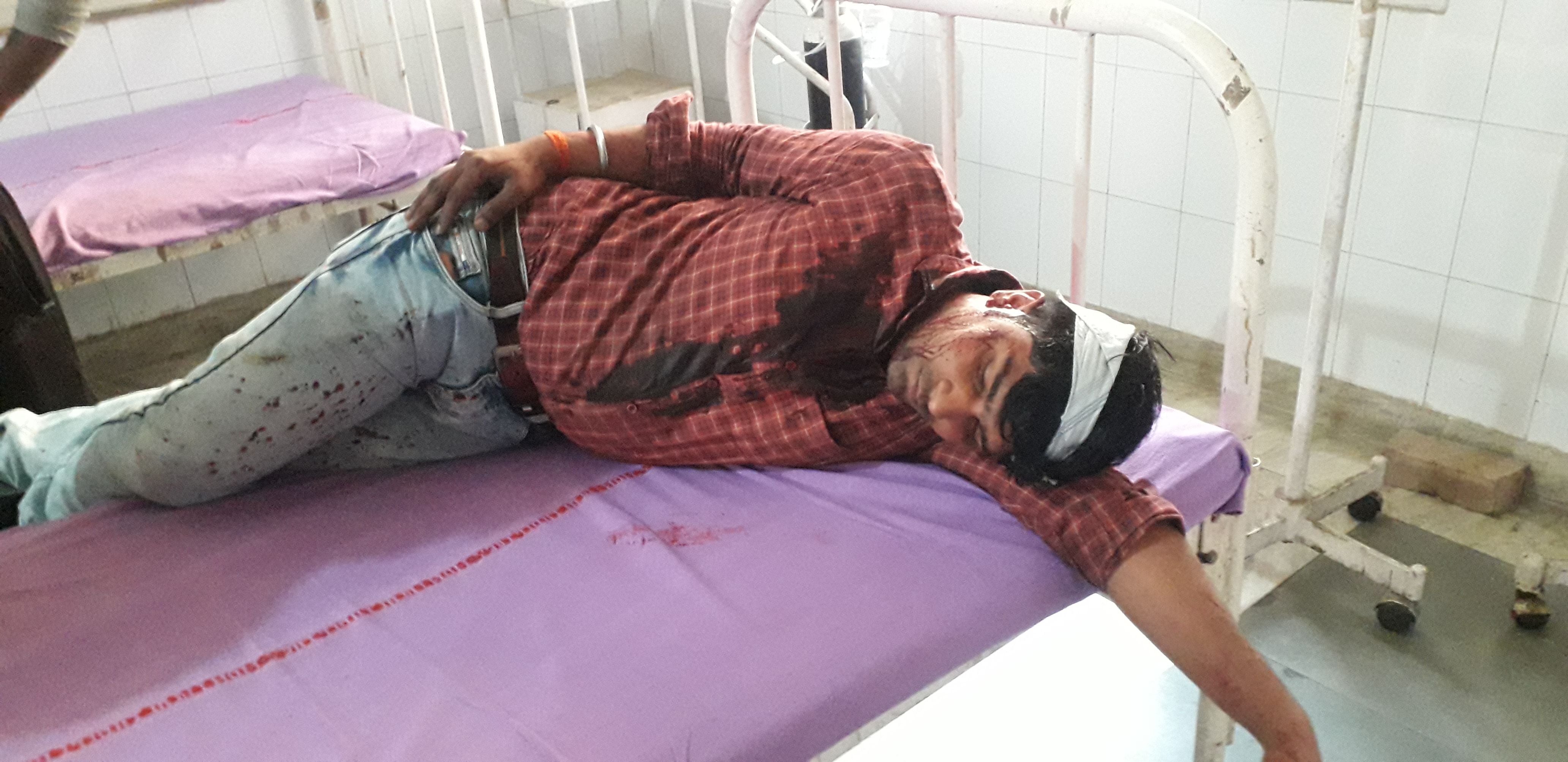 नागरिक अस्पताल में दाखिल घायल युवक। संवाद नागरिक अस्पताल में दाखिल घायल युवक। संवाद