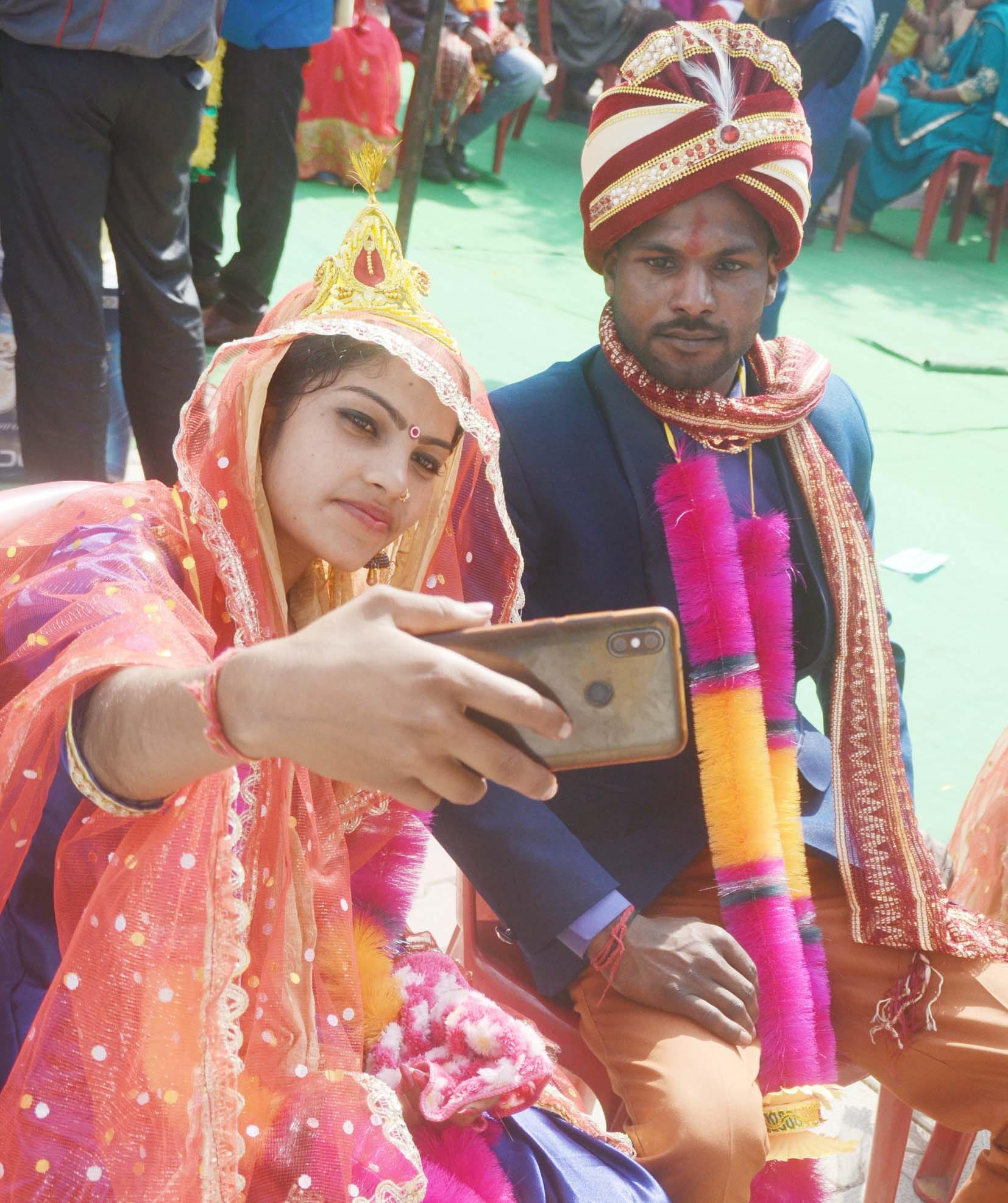 यादगार:बागपत ब्लॉक में मुख्यमंत्री सामुहिक विवाह में दुल्हे के साथ सेल्फी लेती दुल्हन यादगार:बागपत ब्लॉक में मुख्यमंत्री सामुहिक विवाह में दुल्हे के साथ सेल्फी लेती दुल्हन
