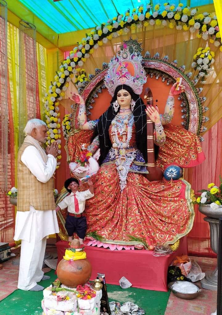 विकास खण्ड सोहॉव के कोटवा नारायणपुर बाजार में श्री शिव सरस्वती पूजा समिति द्वारा रखी गई मां सरस्?