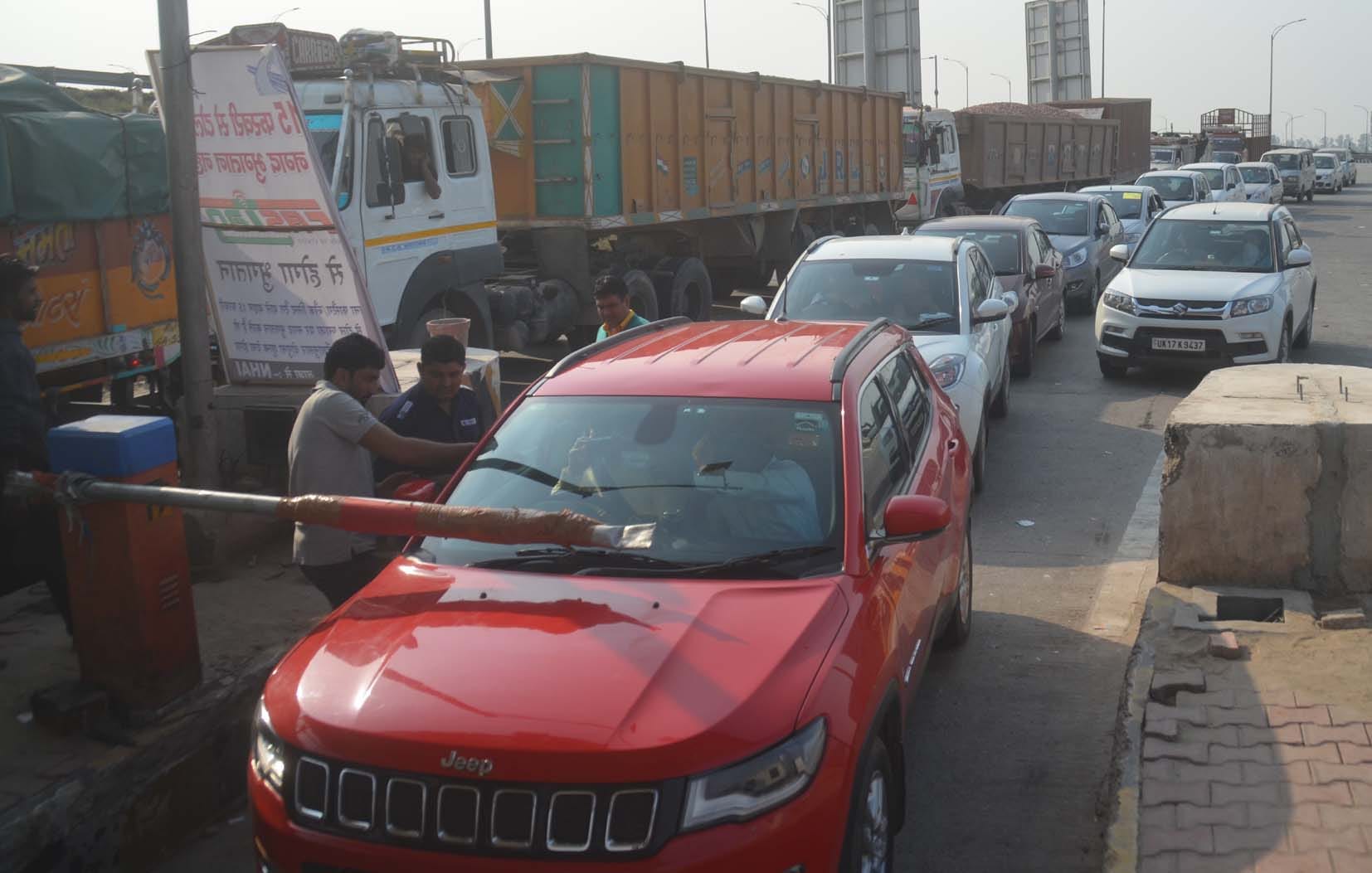 बागपत के मवीकला टोल पर लगी वाहनों की कतारें बागपत के मवीकला टोल पर लगी वाहनों की कतारें