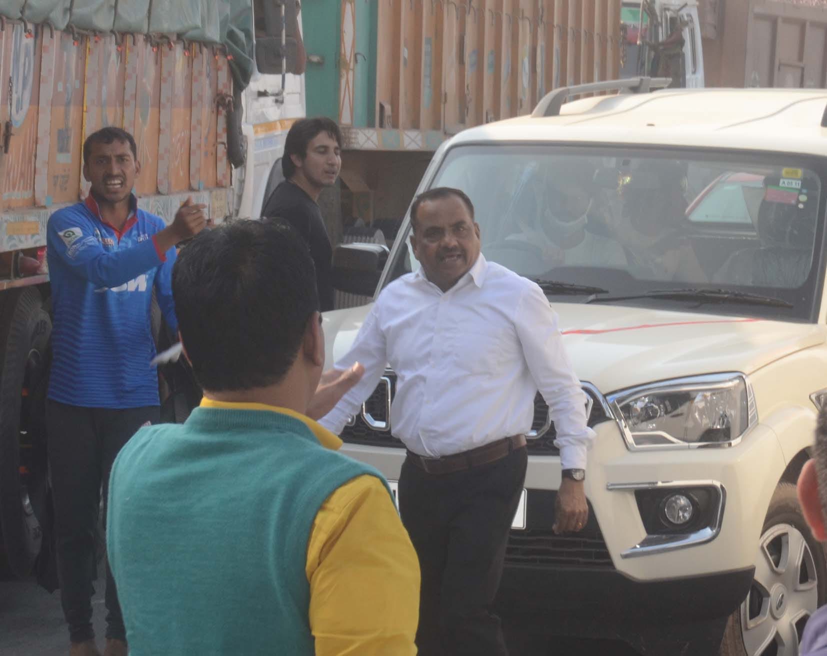 बागपत के मवीकलां टोल पर हंगामा करते वाहन चालक बागपत के मवीकलां टोल पर हंगामा करते वाहन चालक