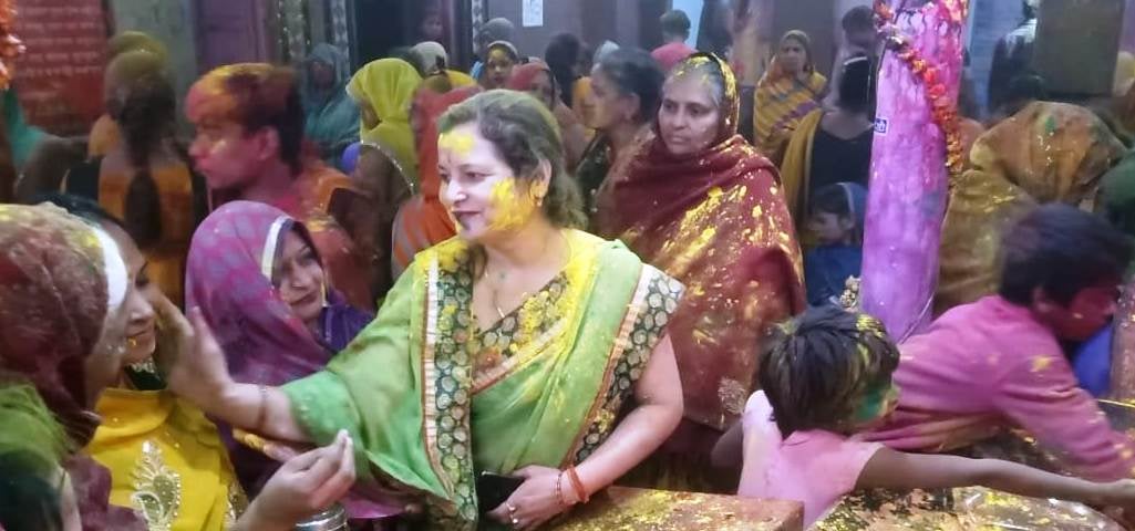 कासगंज के सोरों में वराह मंदिर में वसंत पंचमी के मौके पर एक दूसरे को गुलाल लगातीं महिलाएं कासगंज के सोरों में वराह मंदिर में वसंत पंचमी के मौके पर एक दूसरे को गुलाल लगातीं महिलाएं