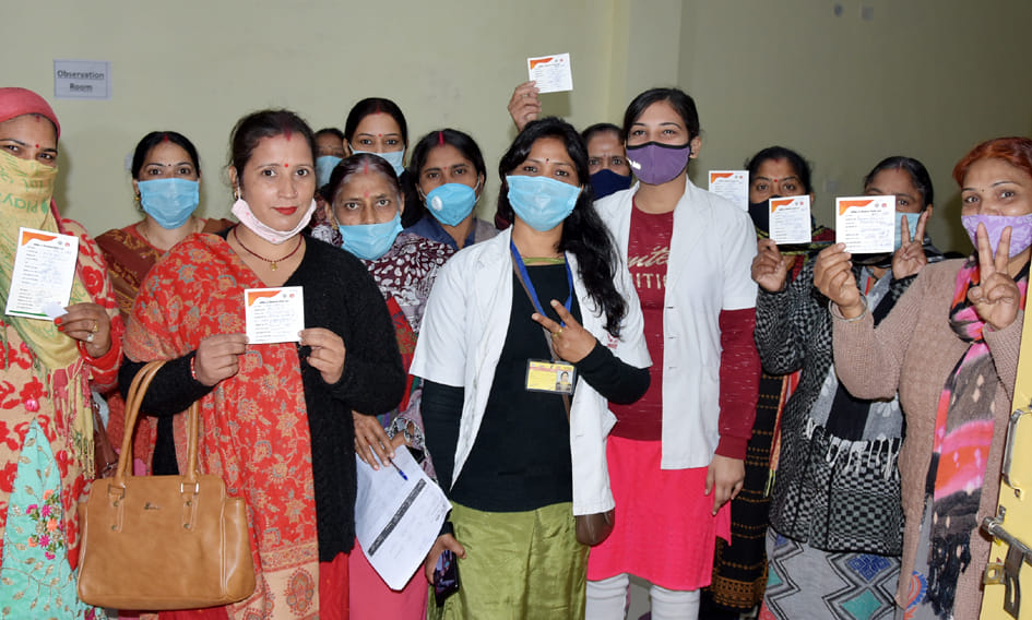 जिला अस्पताल में को वैक्सीन का टीका लगवाने वाली आशा व आंगनवाड़ी जिला अस्पताल में को वैक्सीन का टीका लगवाने वाली आशा व आंगनवाड़ी
