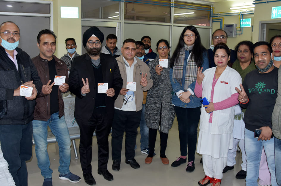 जिला अस्पताल के महिला वार्ड में को वैक्सीन का टीका लगवाने के बाद खुशी जताते आईएमए के चिकित्सक जिल जिला अस्पताल के महिला वार्ड में को वैक्सीन का टीका लगवाने के बाद खुशी जताते आईएमए के चिकित्सक जिल