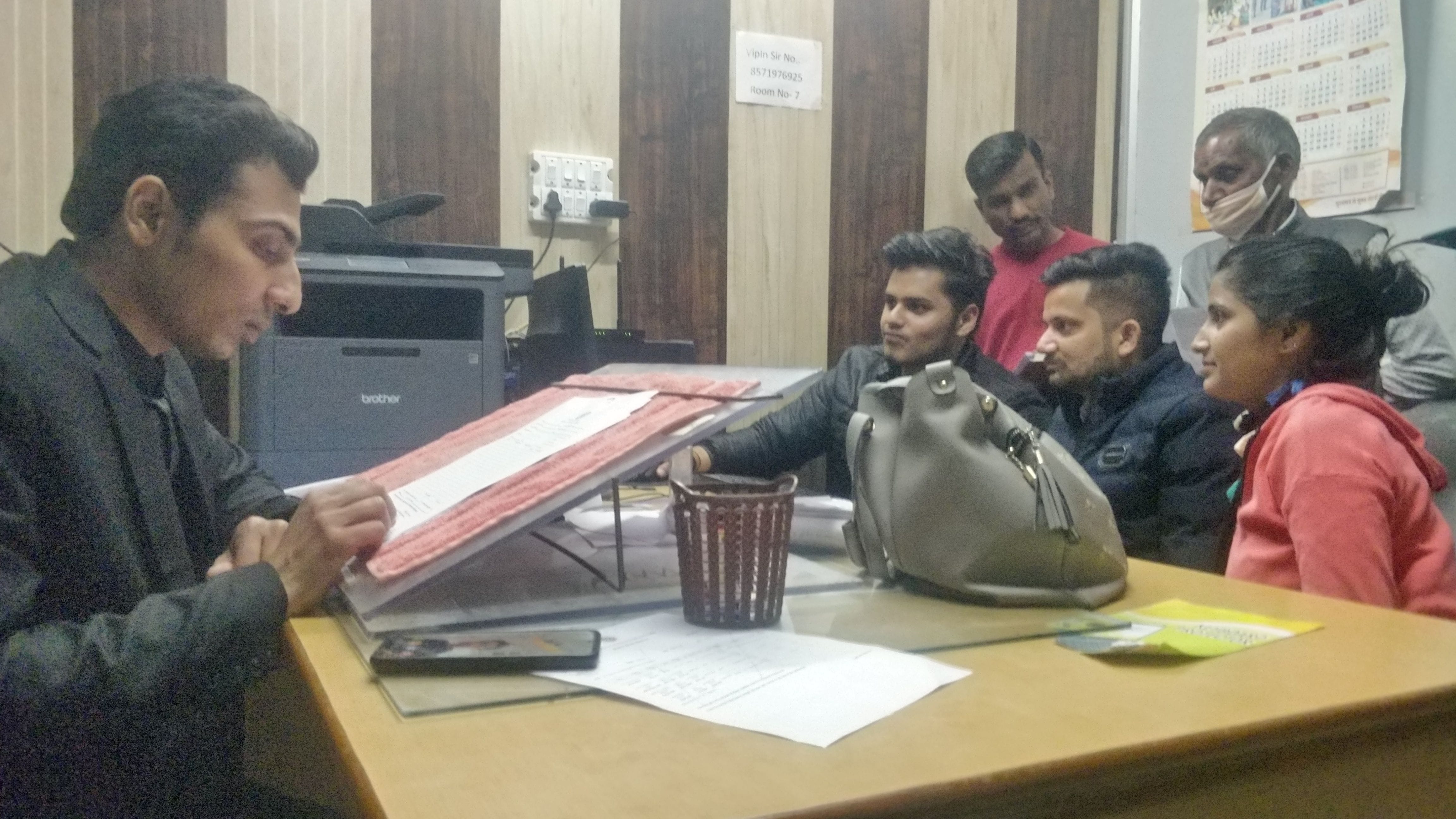 नगर परिषद कार्यालय में परिवार पहचान पत्र बनाते सक्षम युवा। नगर परिषद कार्यालय में परिवार पहचान पत्र बनाते सक्षम युवा।