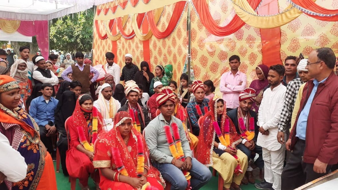 पिलाना ब्लॉक में आयोजित मुख्यमंत्रभ् सामूहिक विवाह समारोह में भाग लेते दुल्हा-दुल्हन पिलाना ब्लॉक में आयोजित मुख्यमंत्रभ् सामूहिक विवाह समारोह में भाग लेते दुल्हा-दुल्हन
