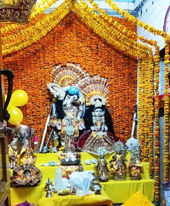 कासगंज के सोरों में वराह मंदिर में सजा फूल बंगला कासगंज के सोरों में वराह मंदिर में सजा फूल बंगला