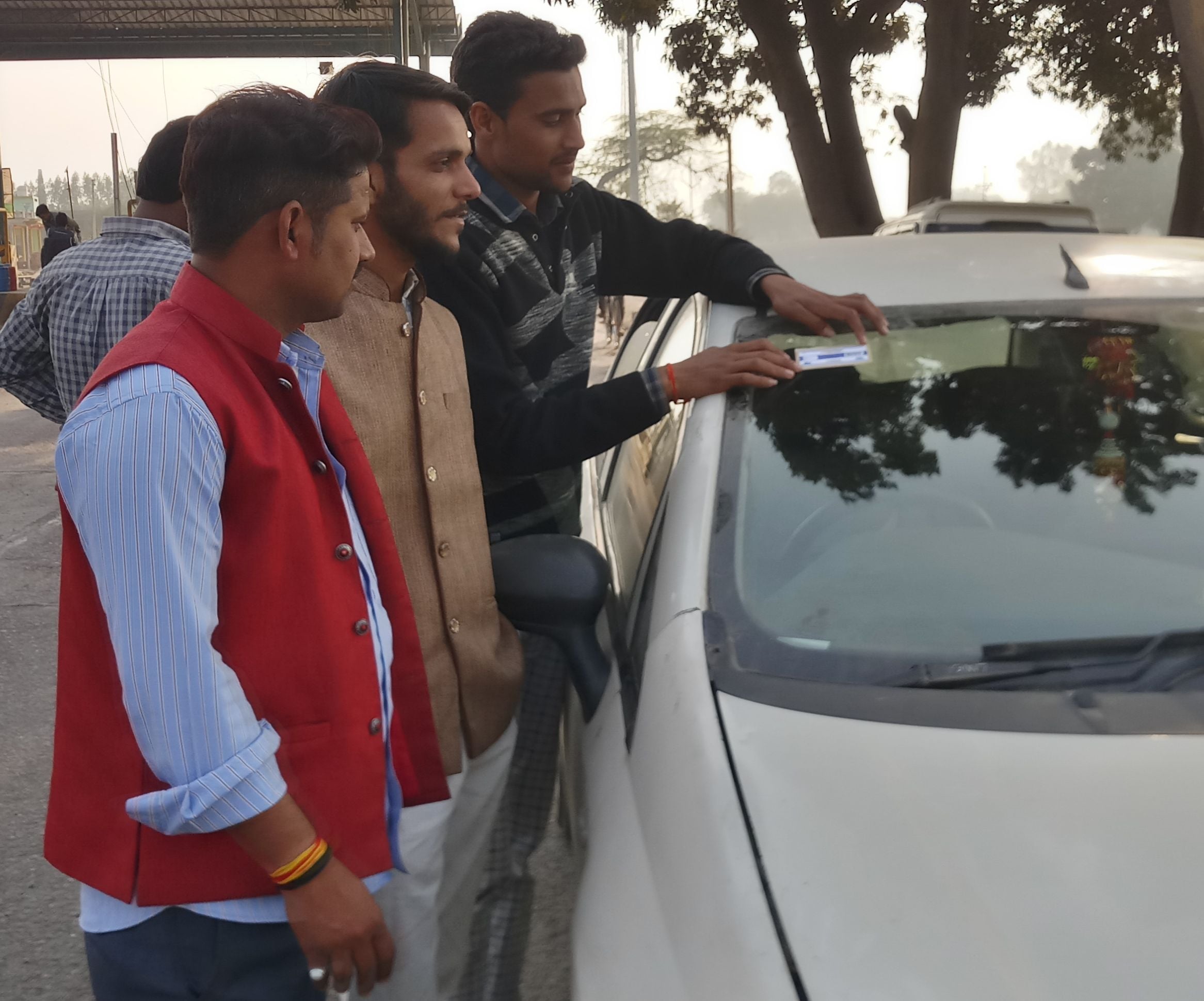 जिन्दपुर टोल प्लाजा में बाहनों पर फास्ट टैग लगाते कर्मी। संवाद जिन्दपुर टोल प्लाजा में बाहनों पर फास्ट टैग लगाते कर्मी। संवाद
