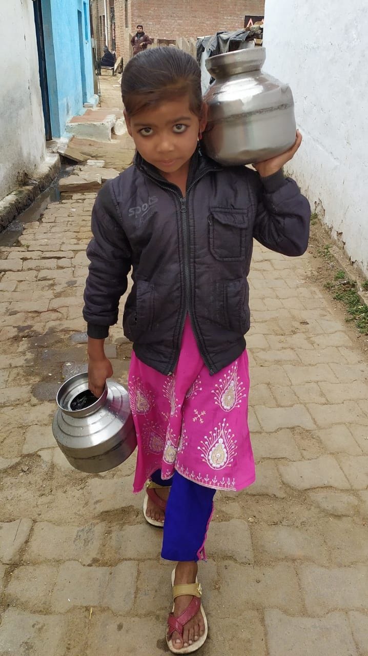 घर के लिए पेयजल का इंतजाम करती बालिका घर के लिए पेयजल का इंतजाम करती बालिका
