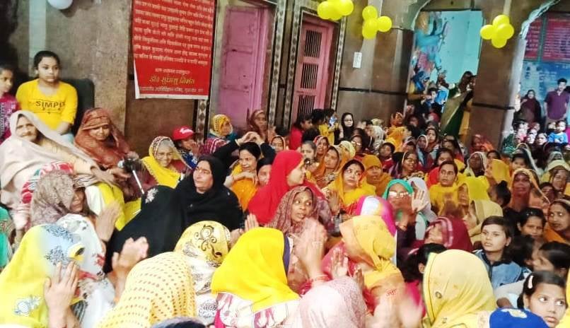 कासगंज सोरों में वराह मंदिर में भजन कीर्तन करतीं महिलाएं कासगंज सोरों में वराह मंदिर में भजन कीर्तन करतीं महिलाएं