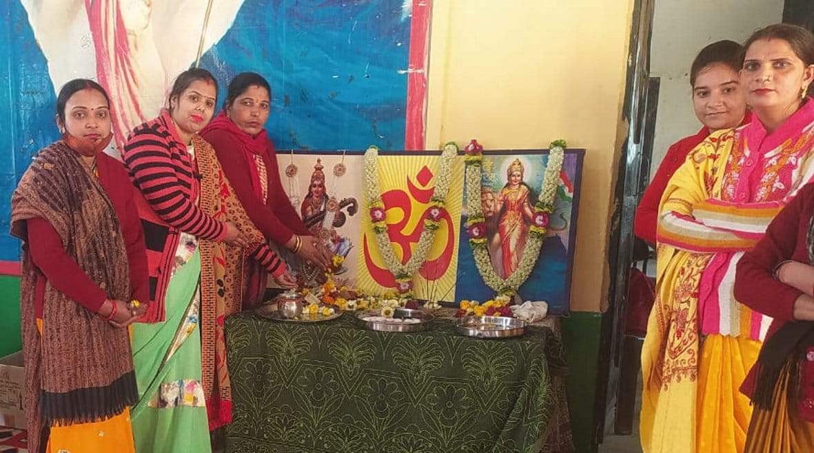 अमीनगर सराय के नानक चंद सरस्वती विद्या मंदिर इंटर कालेज में बसंत पंचमी पर मां सरस्वती के चित्र पर अमीनगर सराय के नानक चंद सरस्वती विद्या मंदिर इंटर कालेज में बसंत पंचमी पर मां सरस्वती के चित्र पर