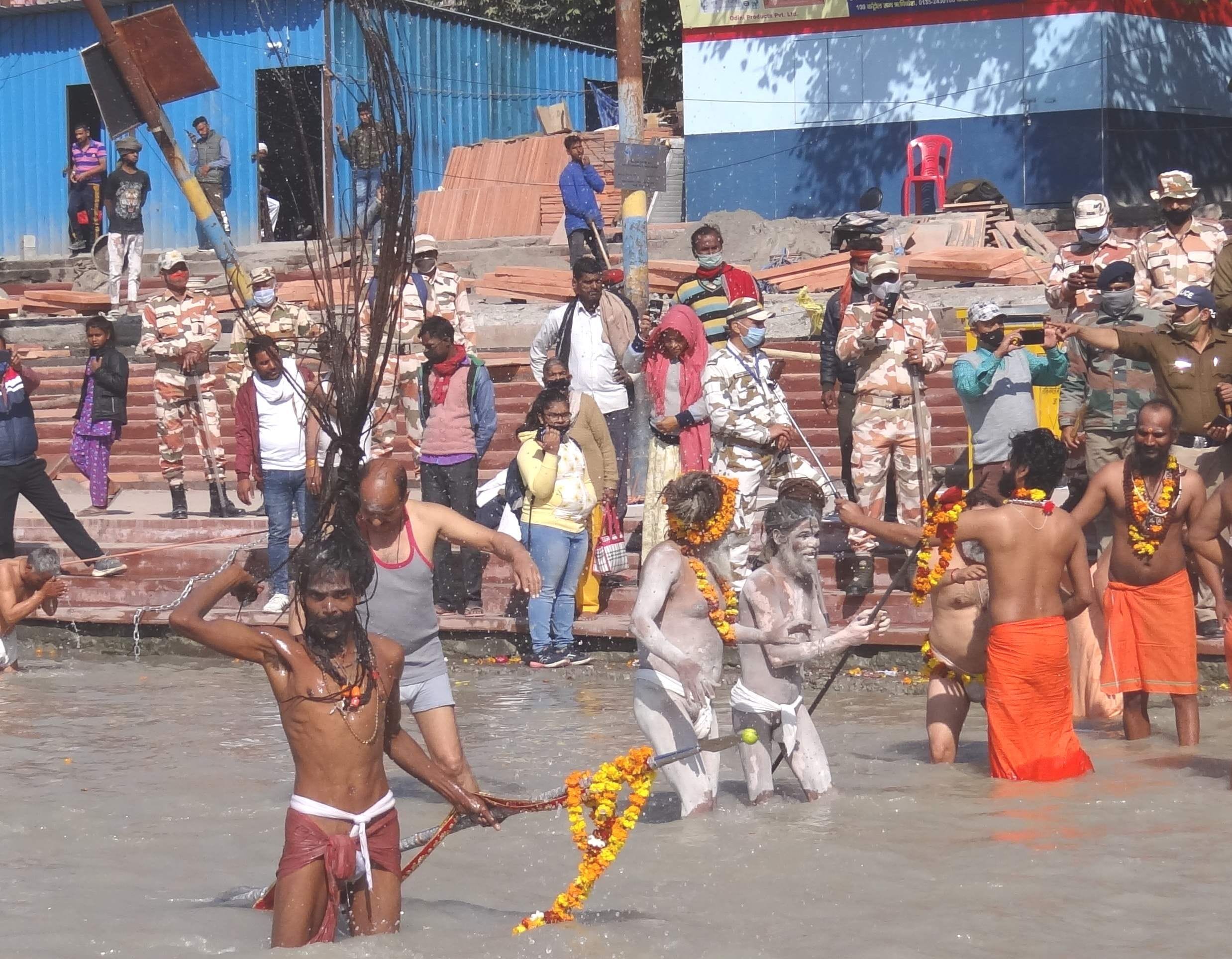 त्रिवेणीघाट पर गंगा में स्नान के बाद अपने जटाओं को इस तरह बिखेरता नागा बाबा। त्रिवेणीघाट पर गंगा में स्नान के बाद अपने जटाओं को इस तरह बिखेरता नागा बाबा।