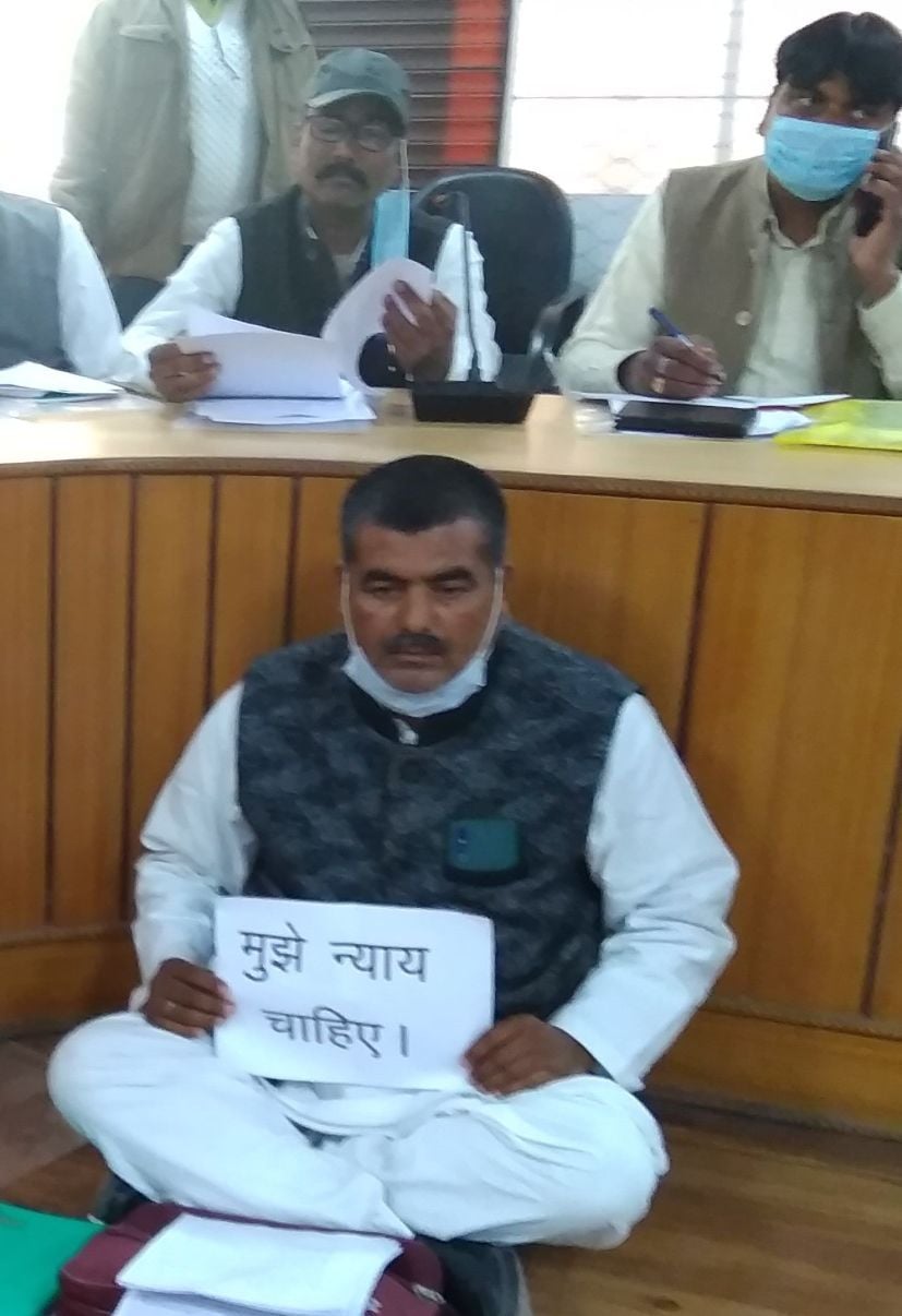 बोर्ड बैठक के दौरान धरने पर बैठे शक्तिफार्म के जिला पंचायत सदस्य। बोर्ड बैठक के दौरान धरने पर बैठे शक्तिफार्म के जिला पंचायत सदस्य।