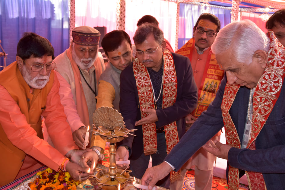 बेहट रोड़ बालाजी धाम के वार्षिक उत्सव के तहत श्रीमद् भागवत कथा में दीप जला कर शुभारंभ करते अतिथिग बेहट रोड़ बालाजी धाम के वार्षिक उत्सव के तहत श्रीमद् भागवत कथा में दीप जला कर शुभारंभ करते अतिथिग