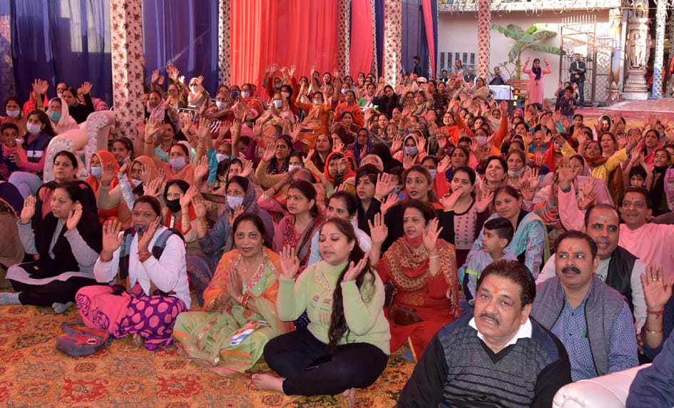 बेहट रोड़ बालाजी धाम के वार्षिक उत्सव के तहत श्रीमद् भागवत कथा में जयघोष करते श्रद्घालु बेहट रोड़ बालाजी धाम के वार्षिक उत्सव के तहत श्रीमद् भागवत कथा में जयघोष करते श्रद्घालु