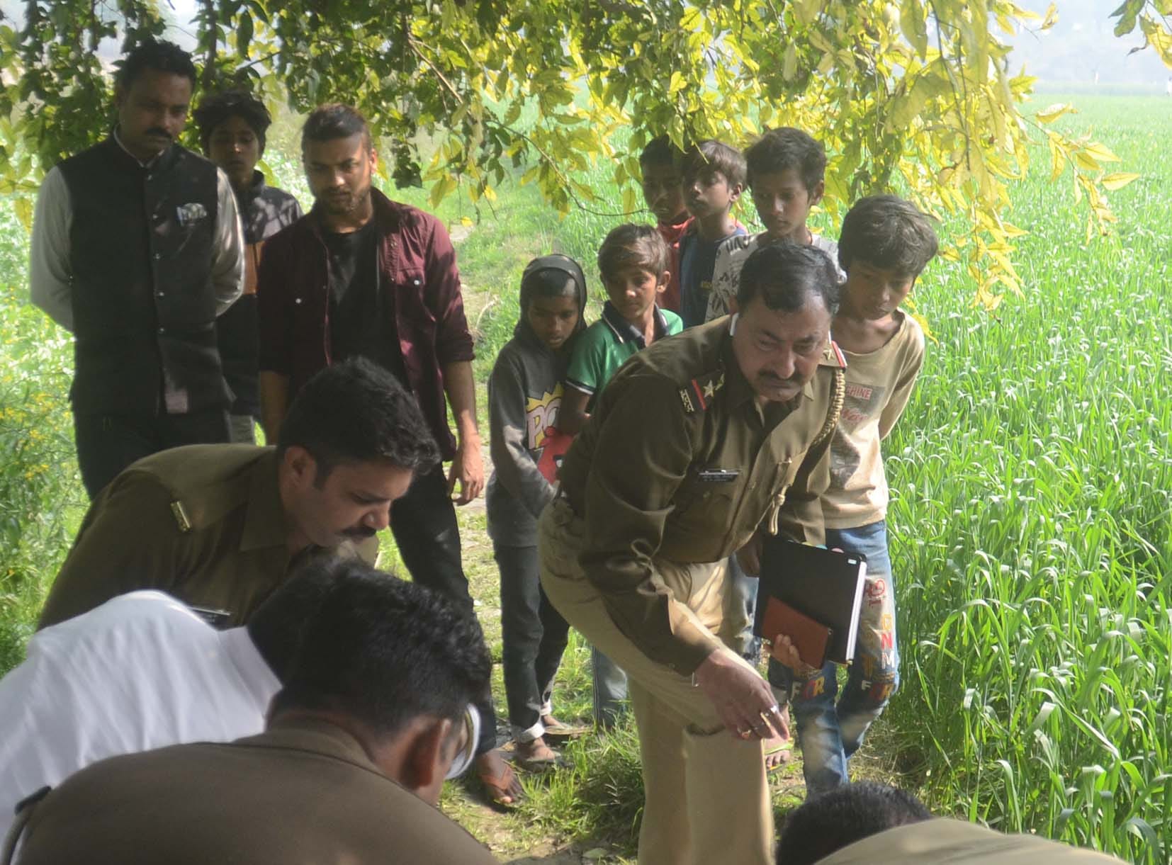 बागपत के यमुना खादर स्थित पेड़ पर शव मिलने के बाद जांच करते इस्पेक्टर एनएस सिरोही बागपत के यमुना खादर स्थित पेड़ पर शव मिलने के बाद जांच करते इस्पेक्टर एनएस सिरोही