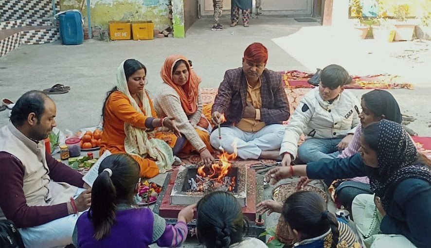 नजीबाबाद के एसडीएम पब्लिक स्कूल में वसंत पंचमी पर हवन करते शिक्षक। नजीबाबाद के एसडीएम पब्लिक स्कूल में वसंत पंचमी पर हवन करते शिक्षक।