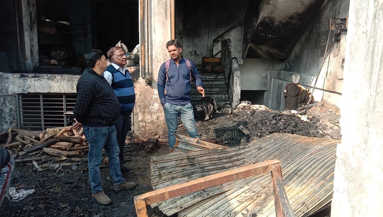 राई औद्योगिक क्षेत्र स्थित फैक्टरी में आगजनी से हुए नुकसान की जानकारी लेते फैक्टरी मालिक। राई औद्योगिक क्षेत्र स्थित फैक्टरी में आगजनी से हुए नुकसान की जानकारी लेते फैक्टरी मालिक।