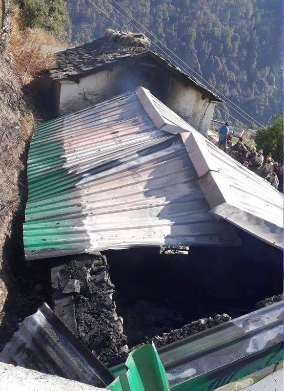 देवाल के वांक गांव में आग से जगा हुआ मकान।