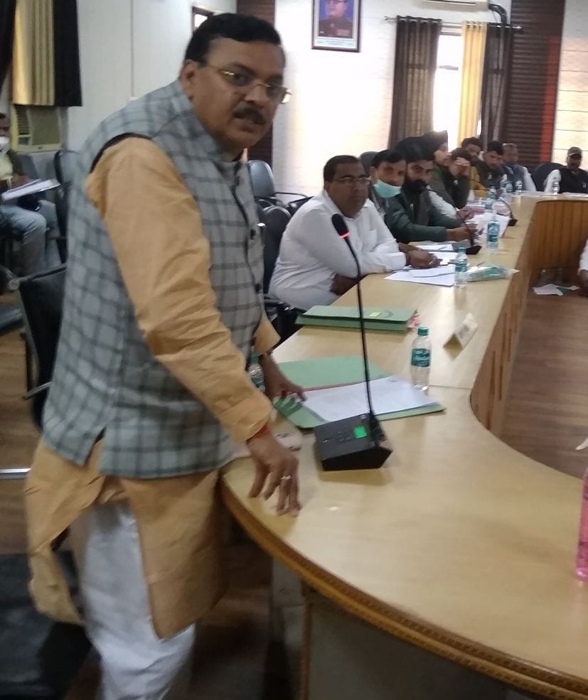 जिला पंचायत की बोर्ड बैठक में प्रस्ताव का विरोध करते किच्छा विधायक राजेश शुक्ला। जिला पंचायत की बोर्ड बैठक में प्रस्ताव का विरोध करते किच्छा विधायक राजेश शुक्ला।