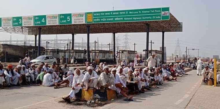 खटकड़ टोल पर बैठे किसान। संवाद खटकड़ टोल पर बैठे किसान। संवाद