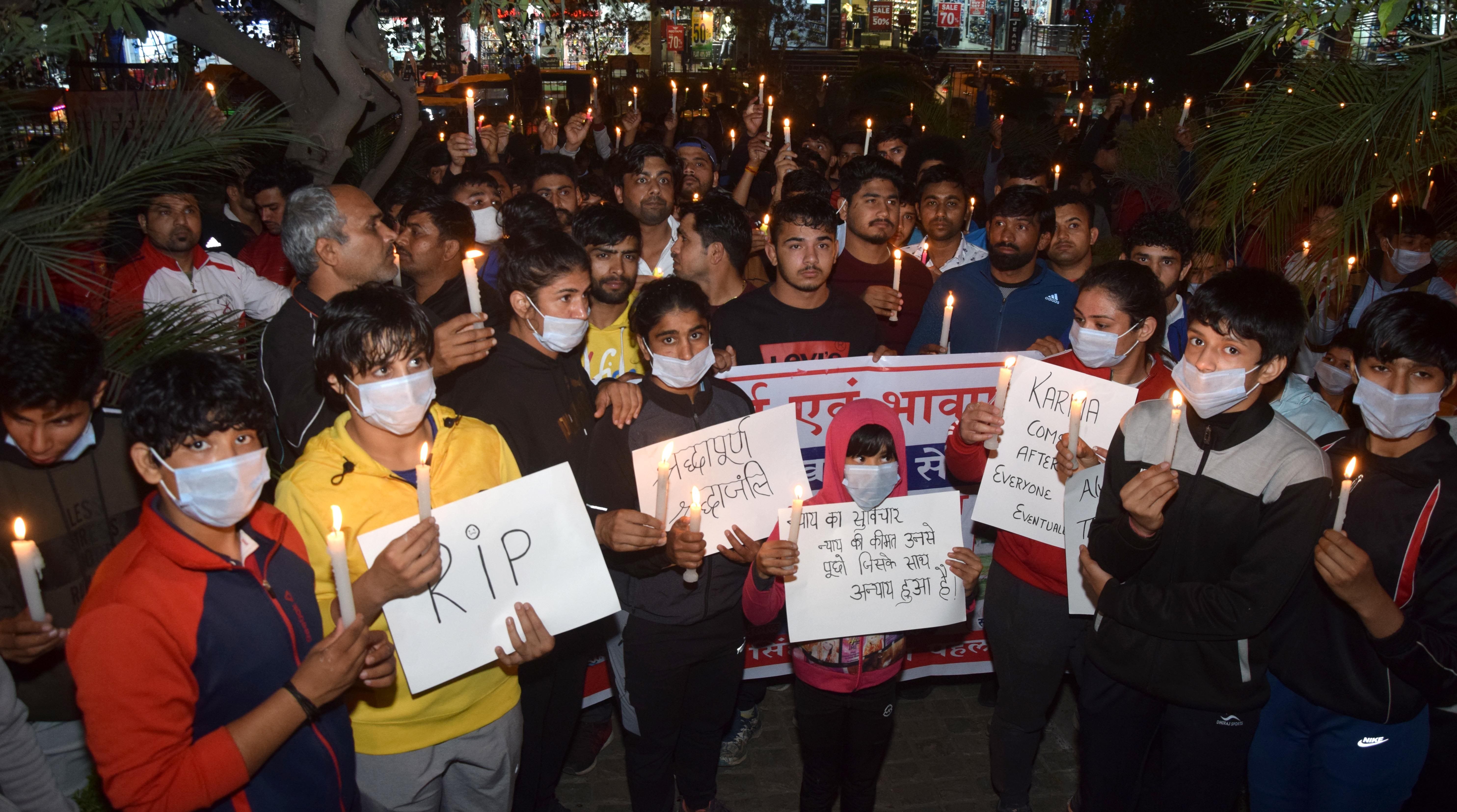 कैंडल मार्च में शामिल जूनियर पहलवान और कोच के साथ अंतरराष्ट्रीय पहलवान योगेश्रवर दत। अमर उजाला