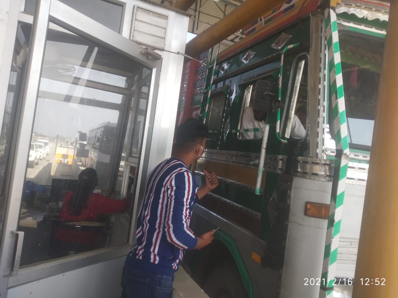 चमारीखेड़ा टोल पर ट्रक चालक को समझाते टोल प्रबंधक चमारीखेड़ा टोल पर ट्रक चालक को समझाते टोल प्रबंधक