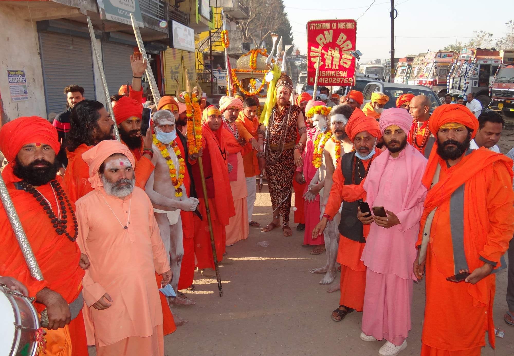 वसंत पंचमी पर परम शाही स्नान से पहले नगर क्षेत्र में ध्वजायात्रा निकालते संत, महात्मा। वसंत पंचमी पर परम शाही स्नान से पहले नगर क्षेत्र में ध्वजायात्रा निकालते संत, महात्मा।