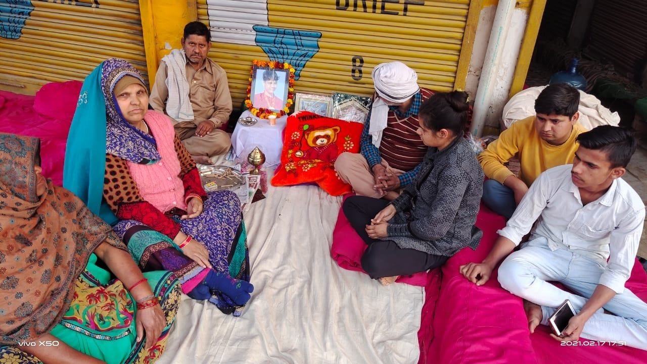 मथुरा के गांव सिरोहा में मृतक महिला पहलवान पूजा के घर पर गमजदा परिजन। मथुरा के गांव सिरोहा में मृतक महिला पहलवान पूजा के घर पर गमजदा परिजन।