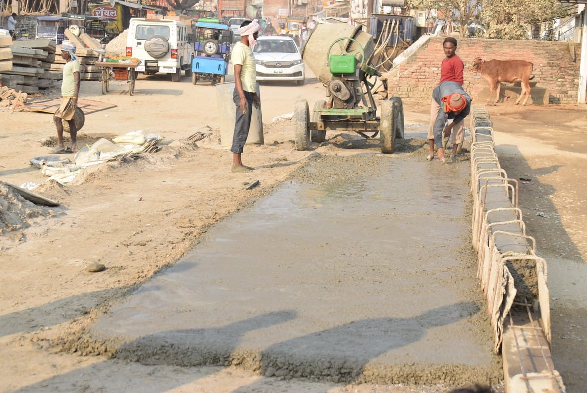 सिटी रेलवे स्टेशन के ओवर ब्रिज का चल रहा निर्माण कार्य। संवाद सिटी रेलवे स्टेशन के ओवर ब्रिज का चल रहा निर्माण कार्य। संवाद