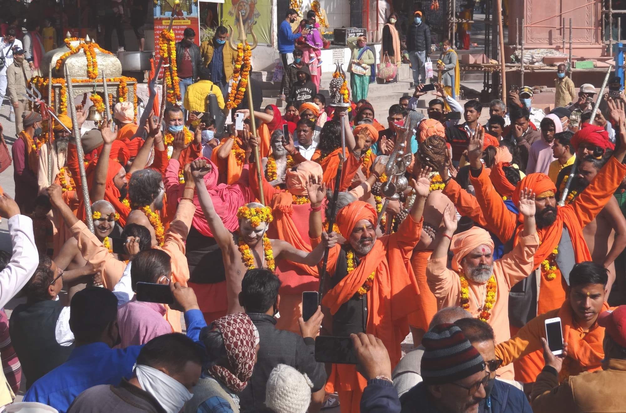 त्रिवेणीघाट पर परम शाही स्नान करने से पहले नृत्य करते संत, महात्मा। त्रिवेणीघाट पर परम शाही स्नान करने से पहले नृत्य करते संत, महात्मा।