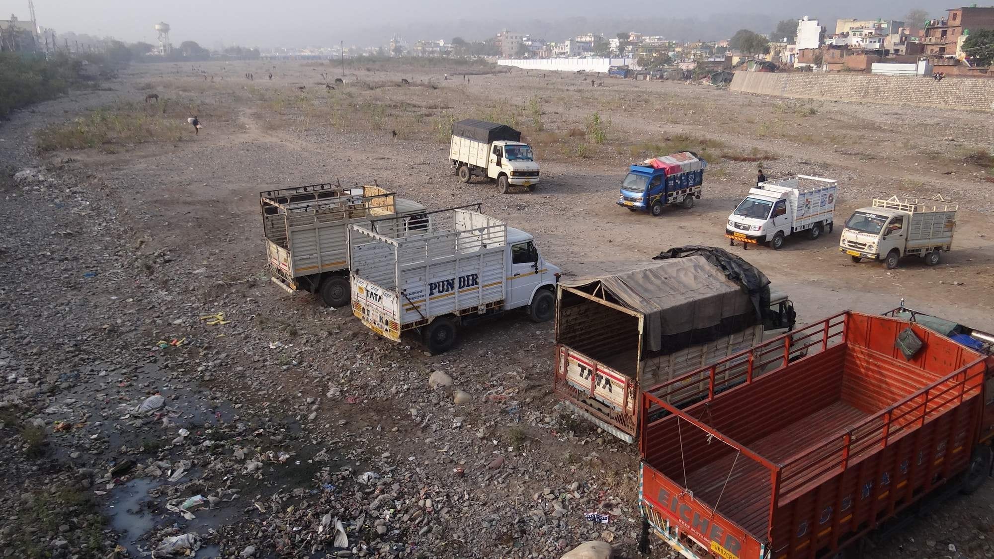 खाली पड़ी चंद्रभागा नदी की पार्किंग। खाली पड़ी चंद्रभागा नदी की पार्किंग।