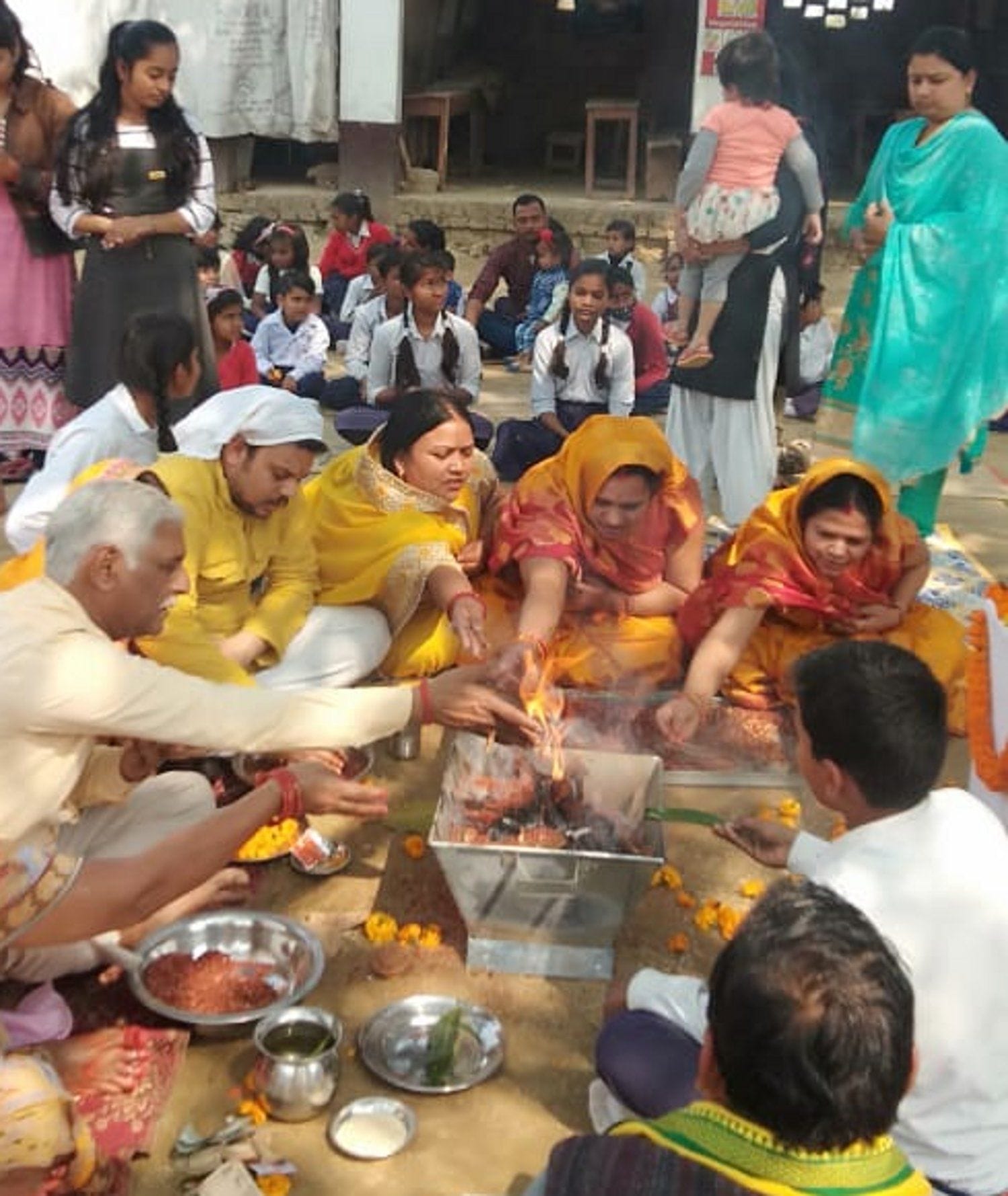 सरस्वती शिशु मंदिर चिलबिला में बसंत पंचमी पर सामूहिक हवन करते शिक्षक।