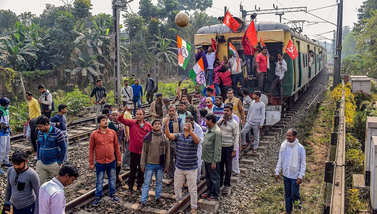 Farmers Protest: The Entire Focus Of The Government Will Be On The Safety  Of Passengers And Tracks, Local Police Will Be Present Wherever Trains Stop  - रेल रोको: सरकार और किसान दोनों