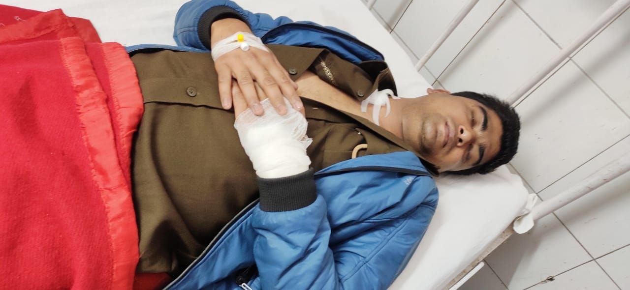 18एयूआरपी13 - अस्पताल में भर्ती सिपाही अभिषेक। 18एयूआरपी13 - अस्पताल में भर्ती सिपाही अभिषेक।