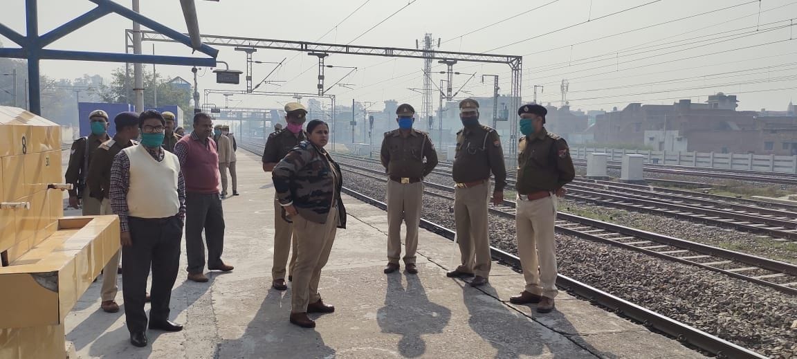 18एयूआरपी24 - रेलवे स्टेशन फफूंद पर अधीनस्थों को आवश्यक दिशा निर्देश देतीं एसपी अपर्णा गौतम।